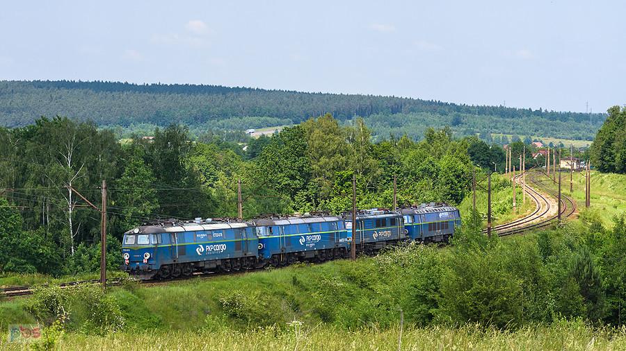 "Czteropak", czyli ET22-140 z "zimnymi" maszynami: EU07-503, ET22-1130 i ET22-870 kieruje się w stronę Skarżyska-Kamiennej. Szlak: Zagnańsk - Łączna, linia D29-8.
