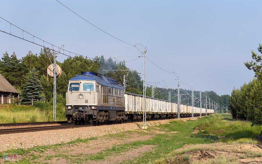 BR232-443 po przepuszczeniu składu osobowego na stacji Wąchock udaje się w dalszą drogę w kierunku Skarżyska-Kamiennej, linia D29-25.