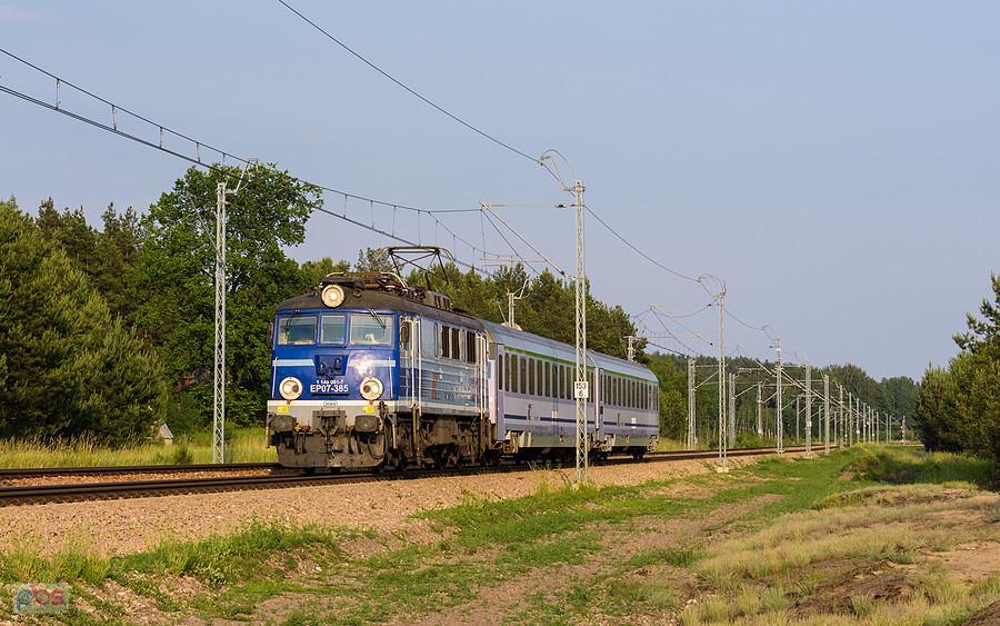 EP07-385 na czele poc. IC 31104 "Banach" relacji: Przemyśl Główny - Warszawa Wschodnia jedzie szlakiem: Wąchock - Skarżysko Kamiena, linia D29-25.