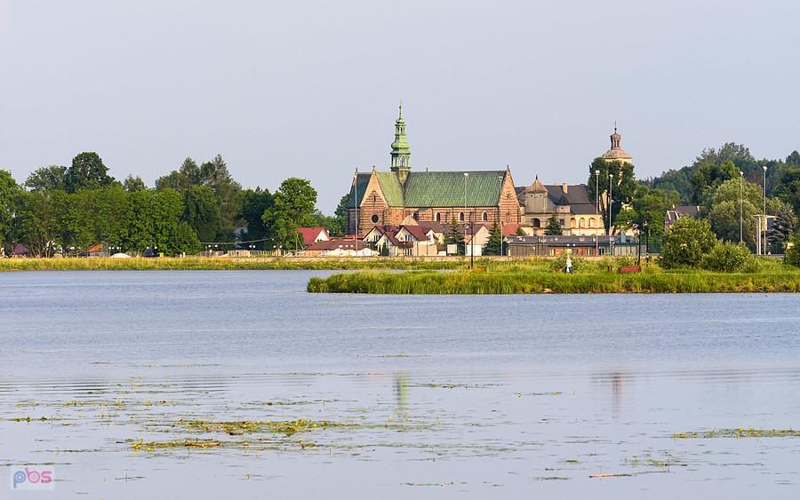 Widok na Kościół pw. Wniebowzięcia Najświetszej Maryi Panny i Świętego Floriana w Wąchocku