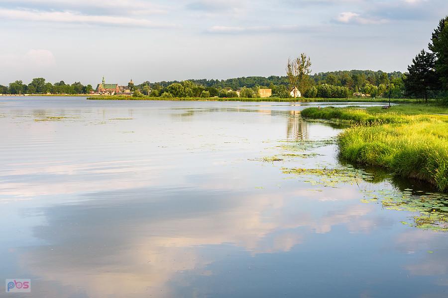 Widoki nad zalewem w Wąchocku.