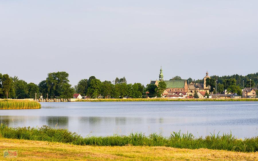Zalew w Wąchocku i kościół pw Wniebowzięcia Najświetszej Maryi Panny i Świętego Floriana