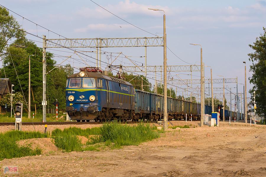 ET22-964 opuszcza stację w Wąchocku wyjeżdżając na szlak do Skarżyska-Kamiennej, linia D29-8.