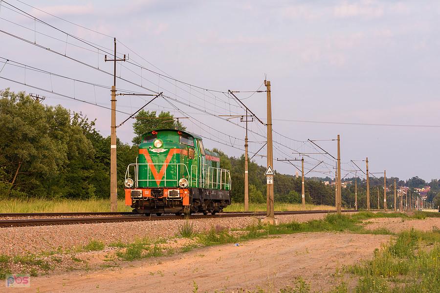 Luźna SM42-2090 jedzie szlakiem linii D29-25: Starachowice - Wąchock, zbliżając się do semaforów wjazdowych drugiej ze stacji.