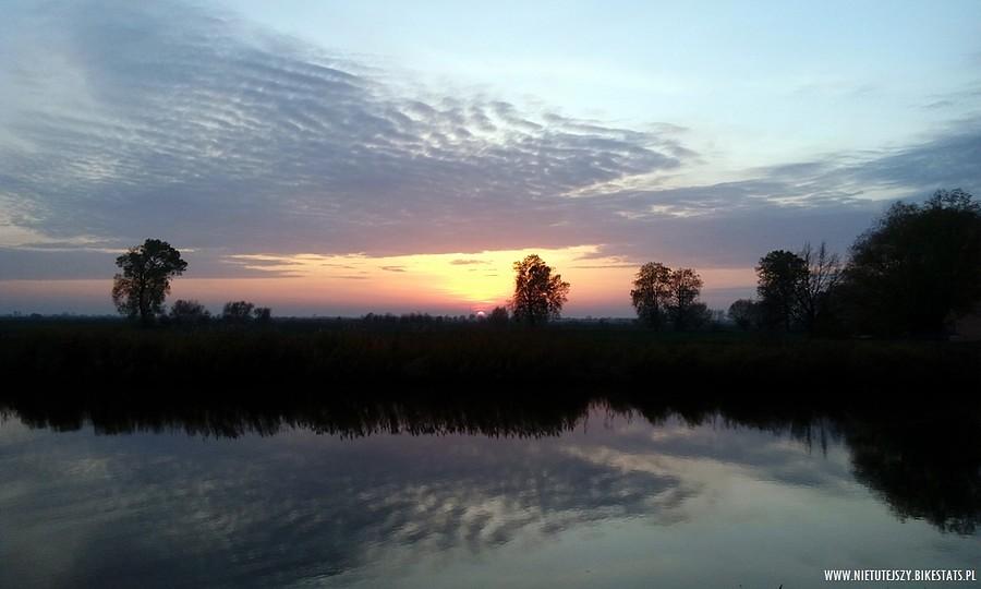 Rzeka Elbląg o zachodzie słońca