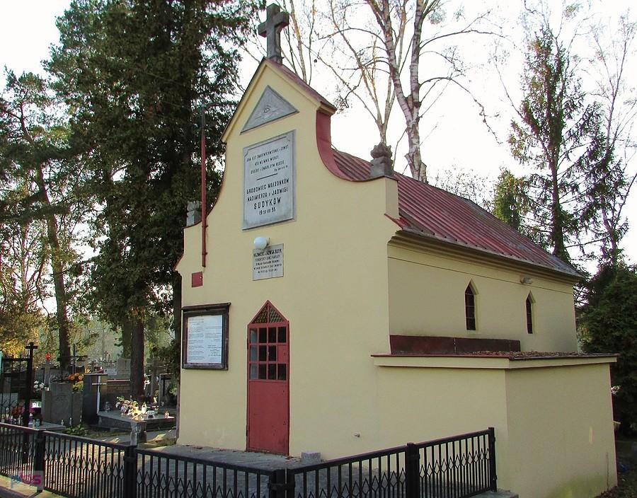Kaplica Sudyków na cmentarzu w Skolimowie