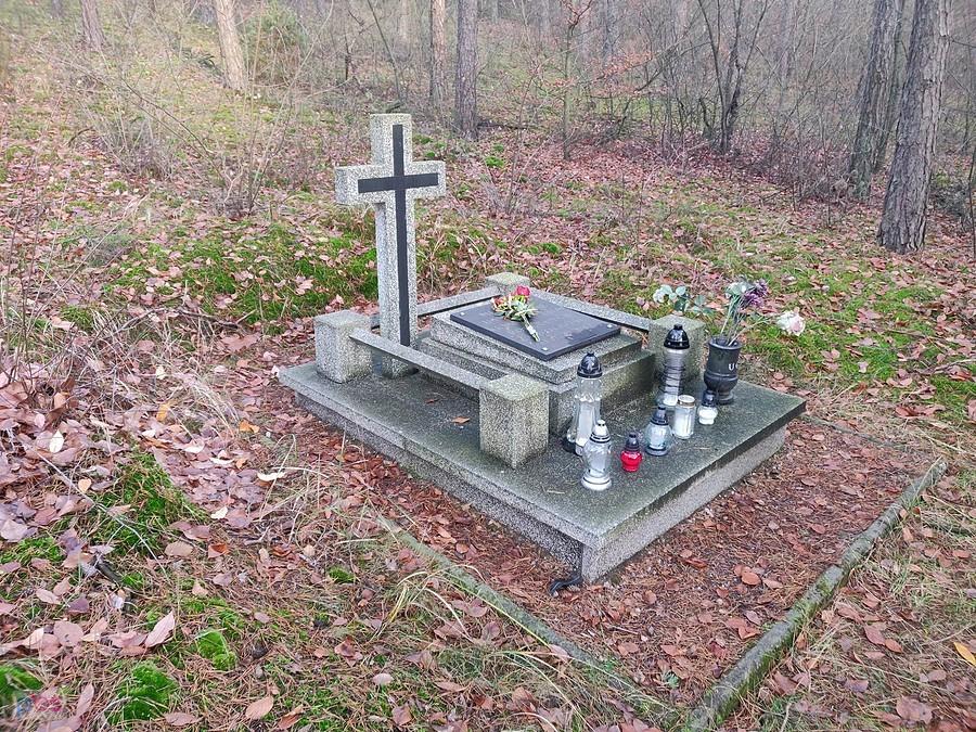 Pierwszy z 4 pomników w miejscu pamięci - Grzmiąca