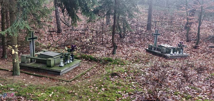 Dwa z czterech pomników w miejscu pamięci - Grzmiąca