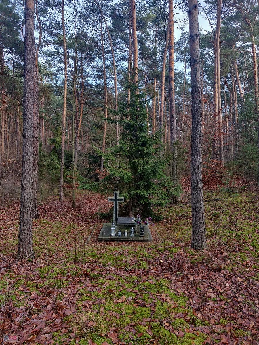Czwarty i ostatni pomnik w miejscu pamięci - Grzmiąca