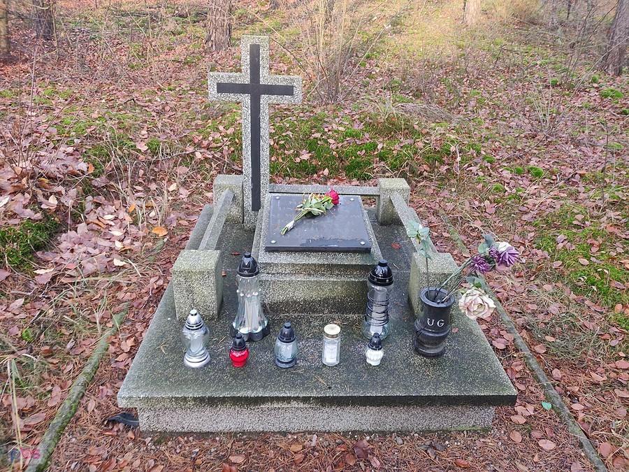 Widok na pierwszy pomnik w miejscu pamięci Grzmiąca