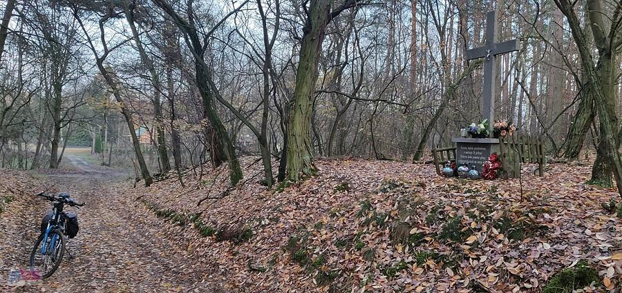 Widok na krzyż z perspektywą roweru,