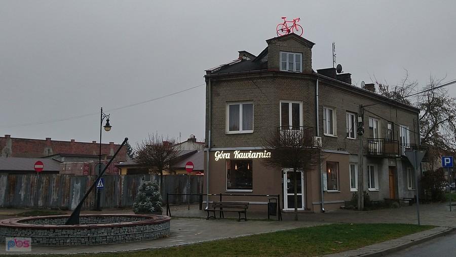 Neon na dachu Góry Kawiarni