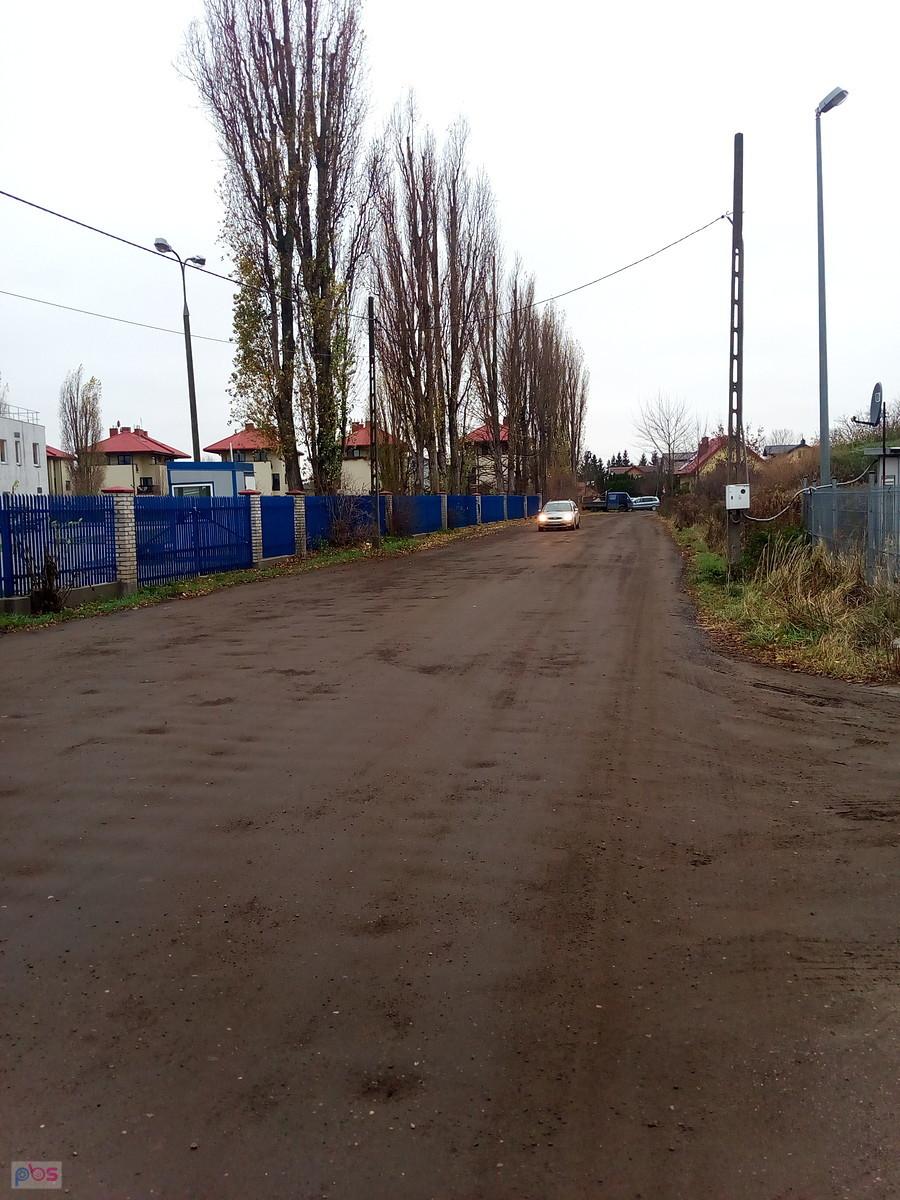 Powybijana przez auta droga bez asfaltu