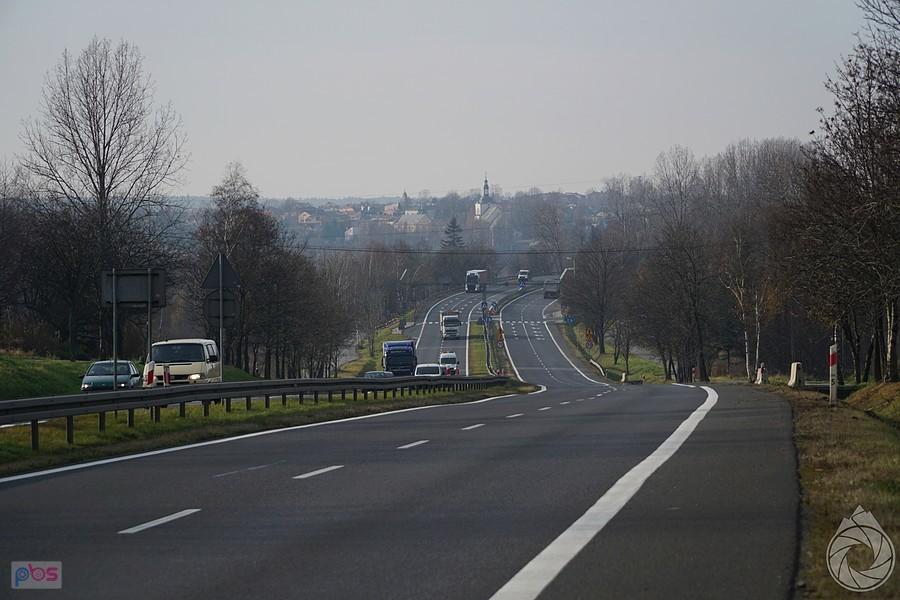 mgła rozchodzi się przed Dąbrową
