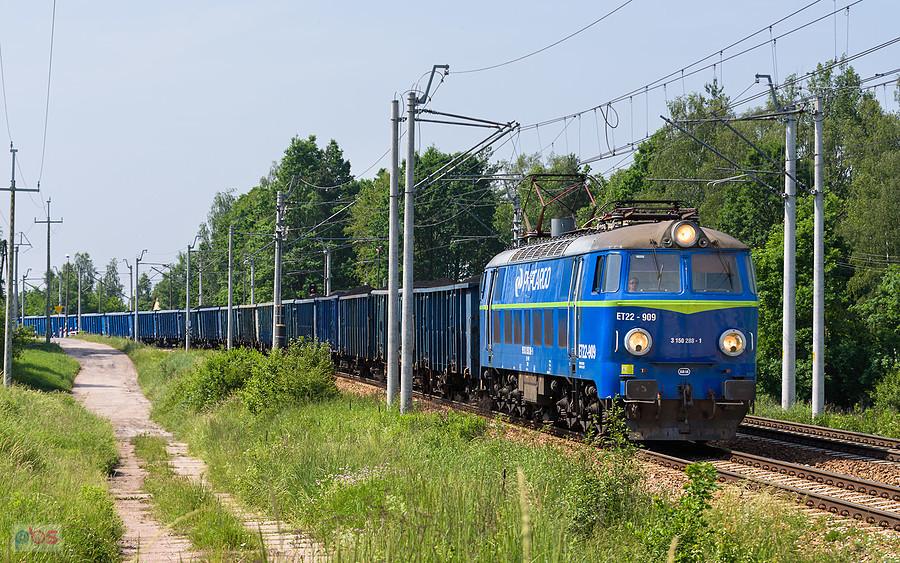 ET22-909 minął po. Suchedniów Północny i podążą na północ szlakiem: Suchedniów - Skarżysko Kamienna, linia D29-8.