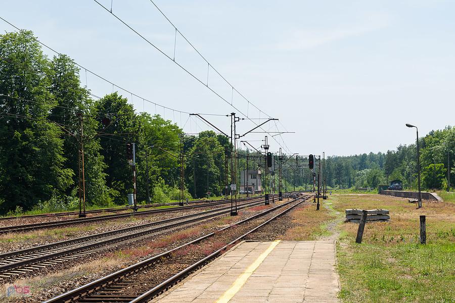 Z peronów stacji w Szydłowcu - widok w kierunku Skarżyska-Kamiennej.