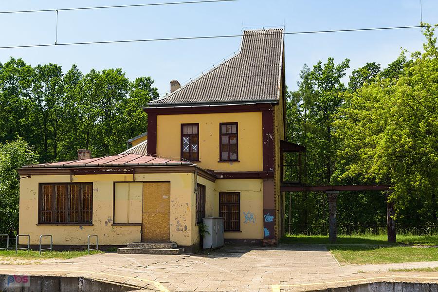 Budynek dworca na stacji Szydłowiec.