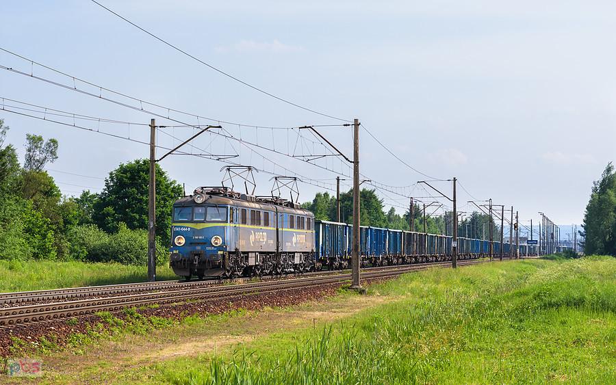 ET41-044 minął przystanek osobowy Lipowe Pole i podążą dalej na północ szlakiem linii D29-8: Skarżysko-Kamienna - Szydłowiec.
