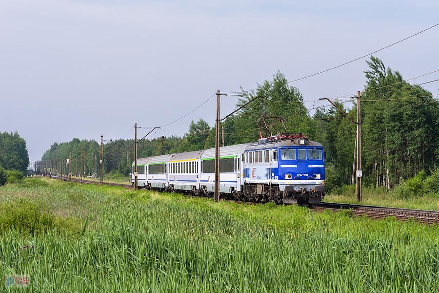EP07-1002 na czele poc. IC 16115 "Bolko" relacji: Radom - Wrocław Główny jedzie szlakiem: Szydłowiec - Skarżysko-Kamienna, mijając Lipowe Pole Plebańskie, linia D29-8.