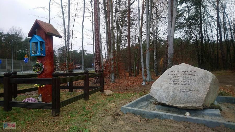 Pamięci pątników idących w 304 pielgrzymkach na Jasną Górę w latach 1711 - 2014 odpoczywających w Lesie Sękocińskim Parafianie i leśnicy z Sękocina