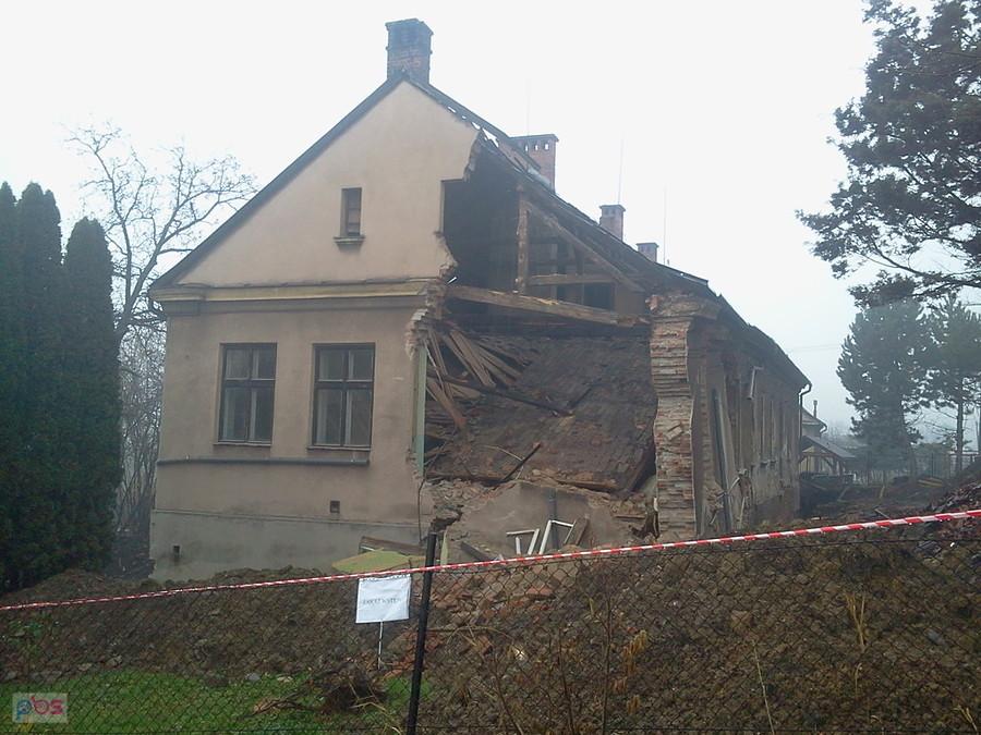Stara szkoła się wali