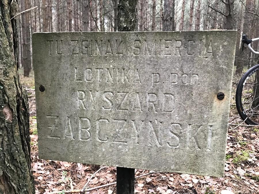 tablica pamiątkowa - "Tu zginął śmiercią lotnika p.por. Ryszard Żabczyński"