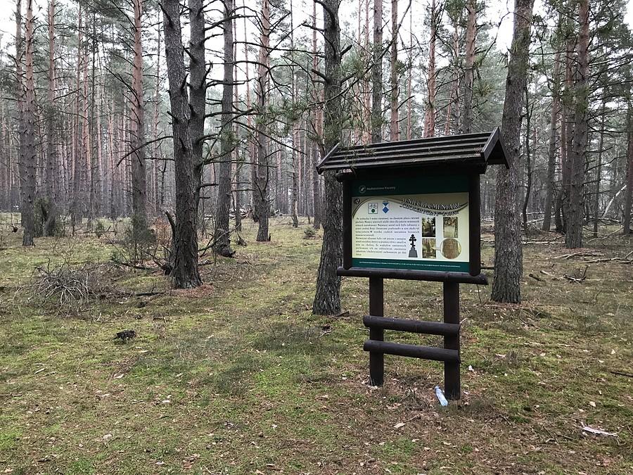 Tablica informacyjna na terenie cmentarza