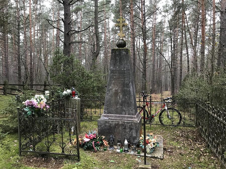 Obelisk na terenie cmentarza
