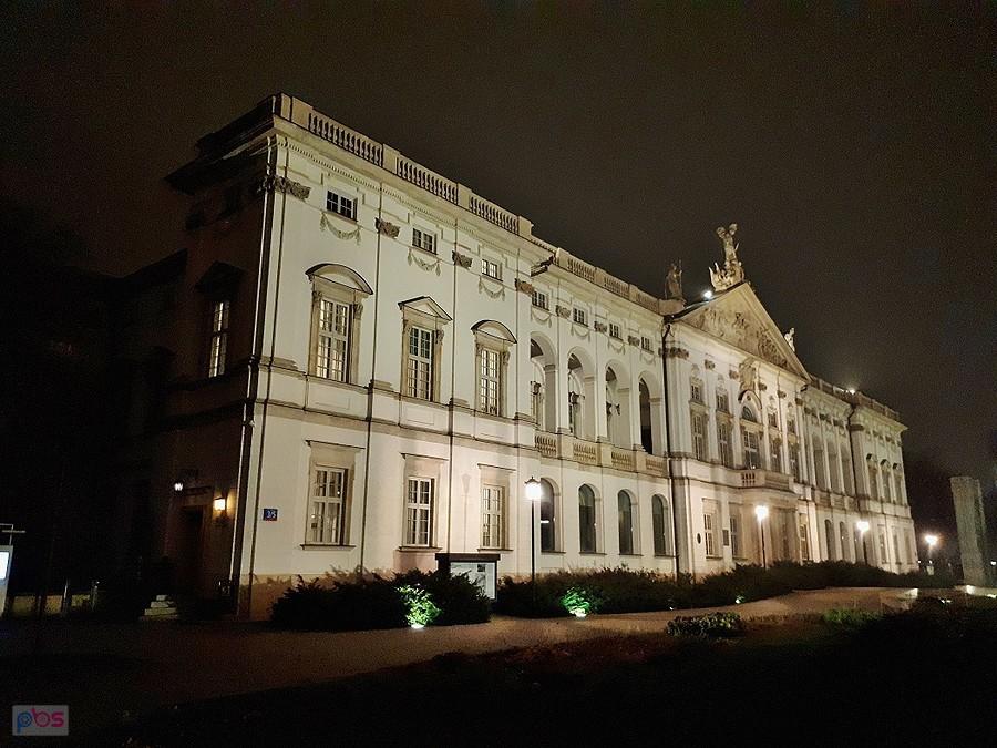 Przed Pałacem Rzeczypospolitej