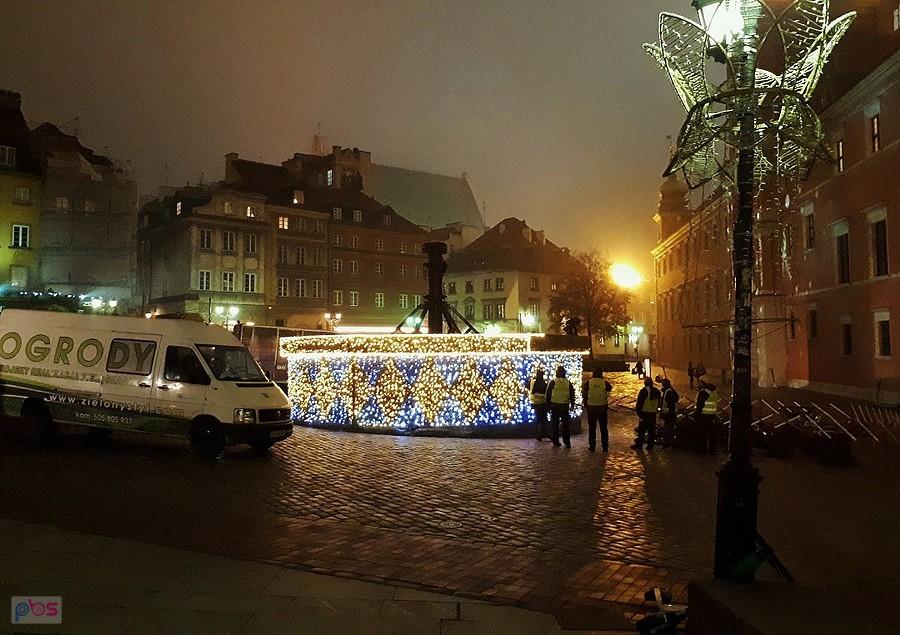 Plac Zamkowy - montaż podstawy pod świąteczną choinkę