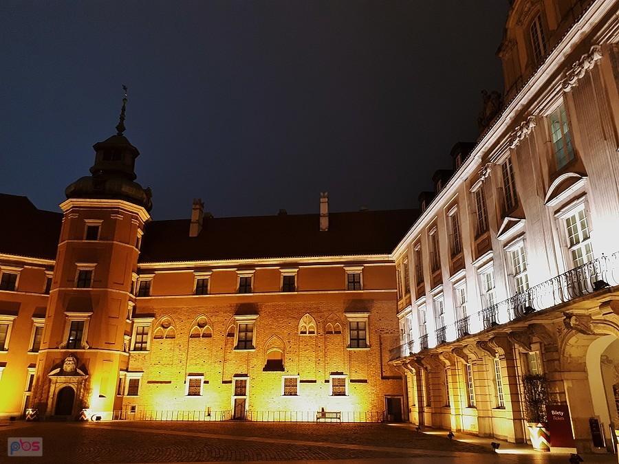 Na dziedzińcu Zamku Królewskiego