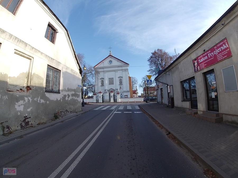 Kościół w Tarczynie z perspektywy ulicy Błońskiej