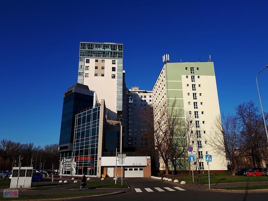 Klocek na rogu Anielewicza i Okopowej