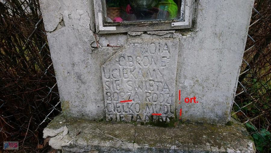 Oj, nie umieli w ortografię! Ani kamieniarz, ani fundator. :)