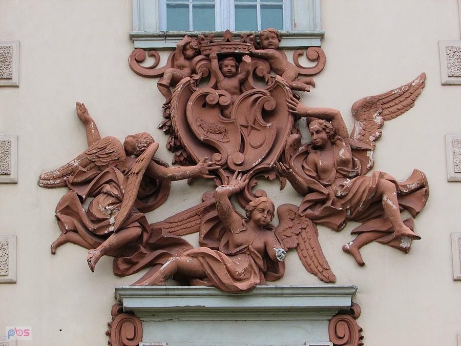 Otwock Wielki - kartusz herbowy od strony parku