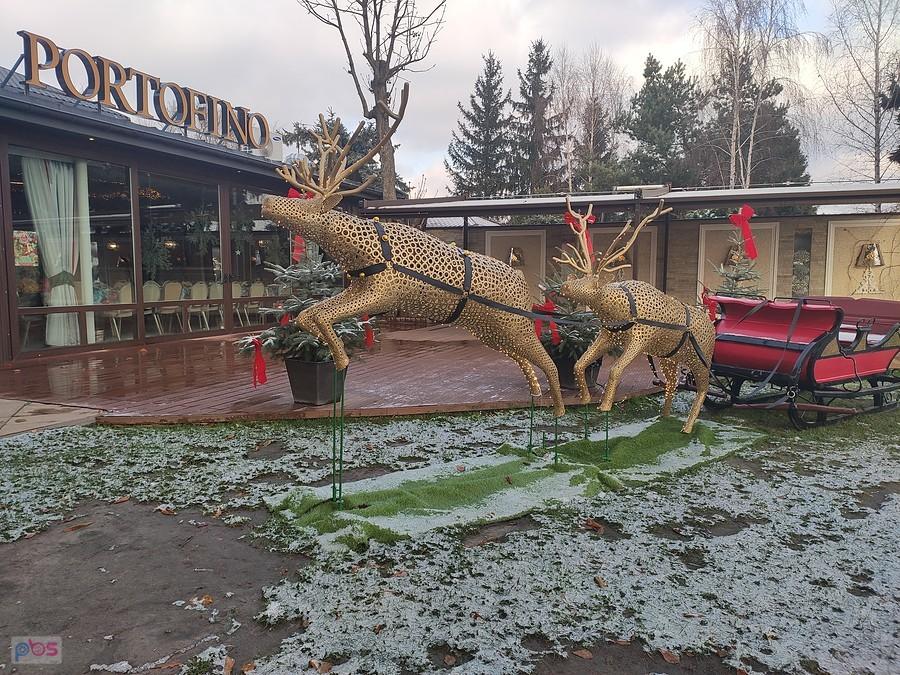 Ozdoba świąteczna przy restauracji Portofino