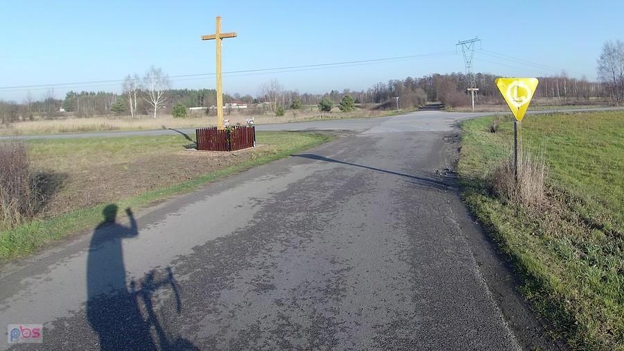 Betonowy słupek znaku drogowego to rzadki widok