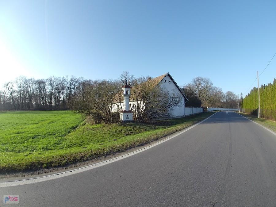 Tułowice, gmina Brochów. Kapliczka przydrożna, latarnia