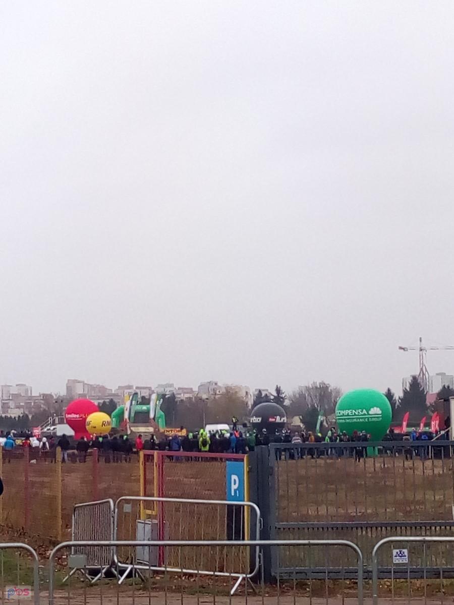 Rajd samochodowy na lotnisku na Bemowie