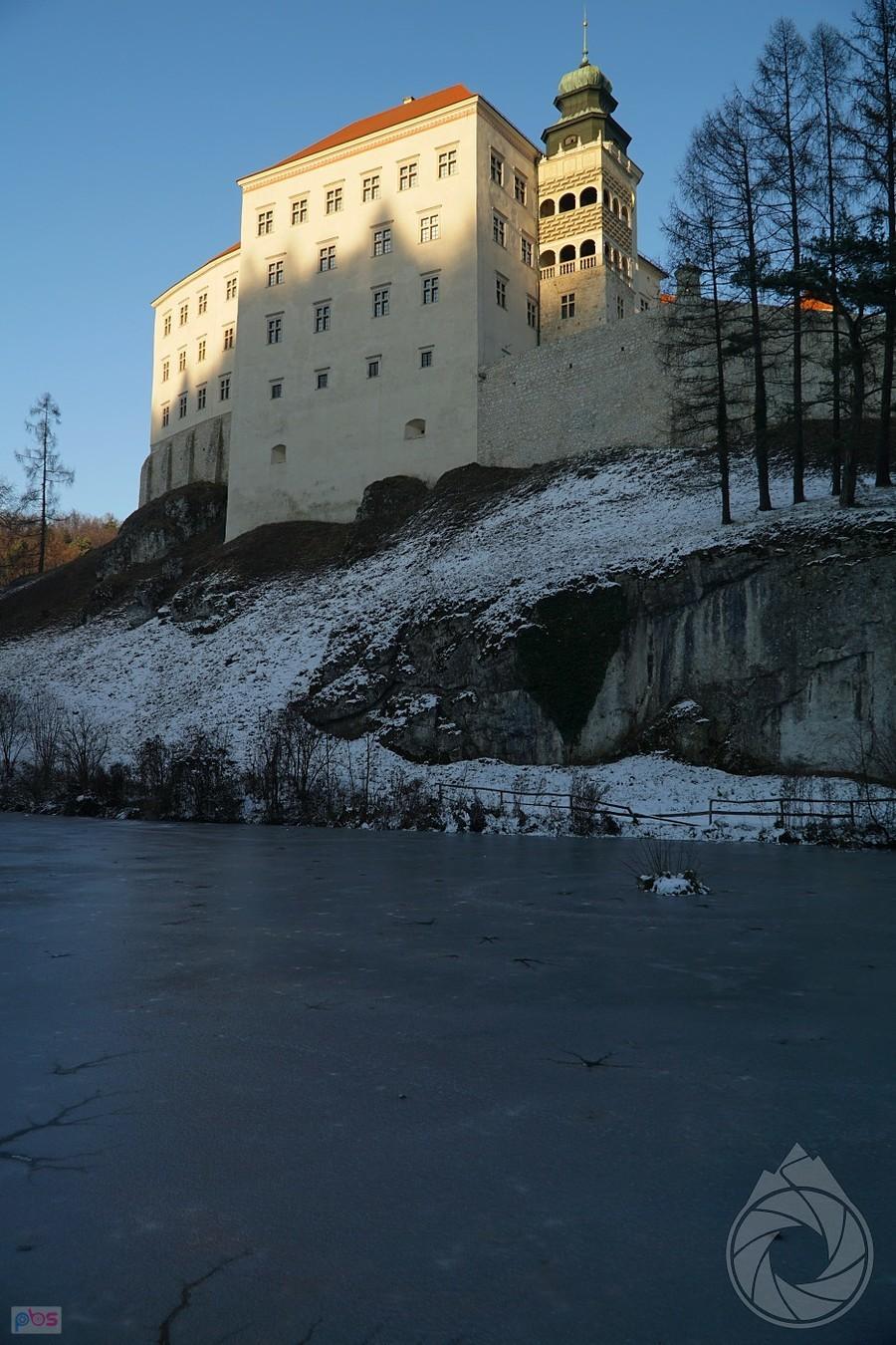 zamek za zamarzniętą fosą