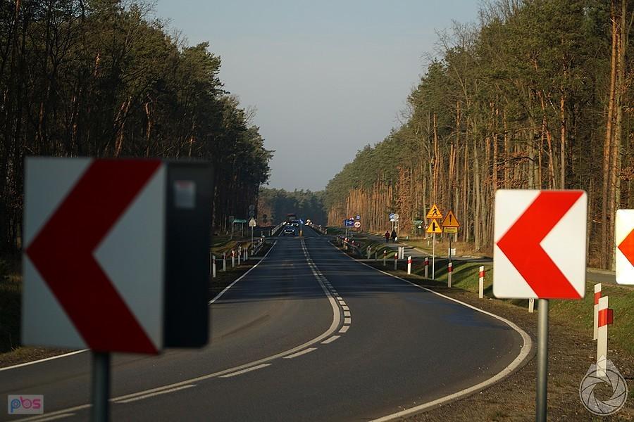 lasy i ścieżka rowerowa wzdłuż Bolimowskiego PK