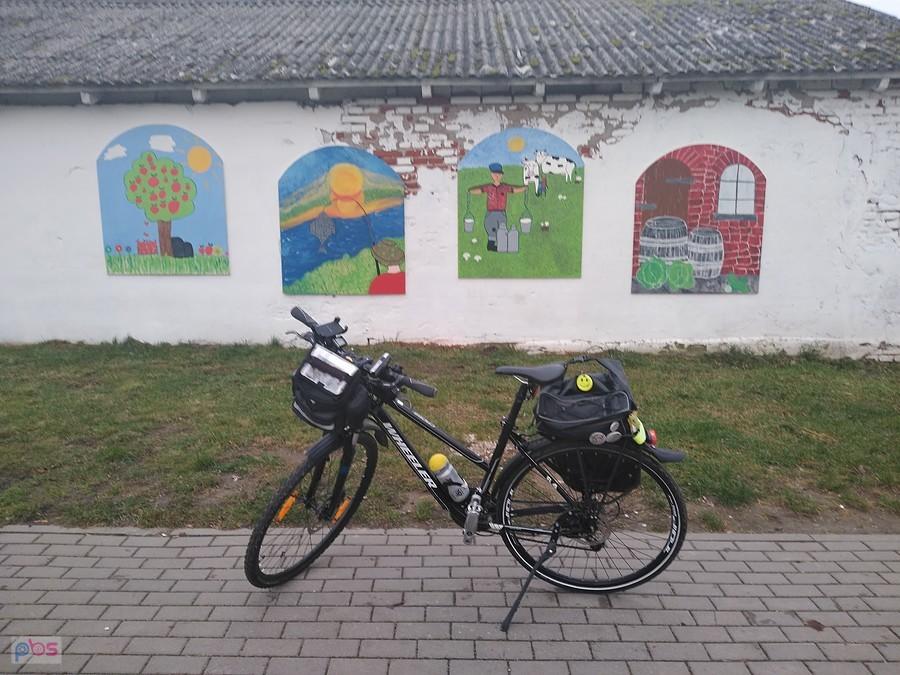 Rower trekkingowy przed muralami