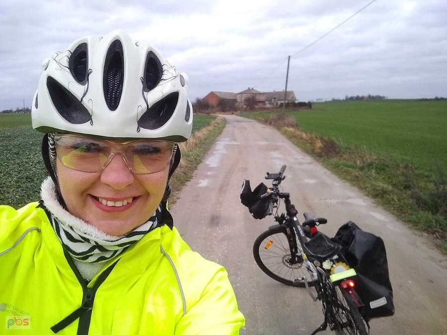 Rowerzystka na wiejskiej drodze