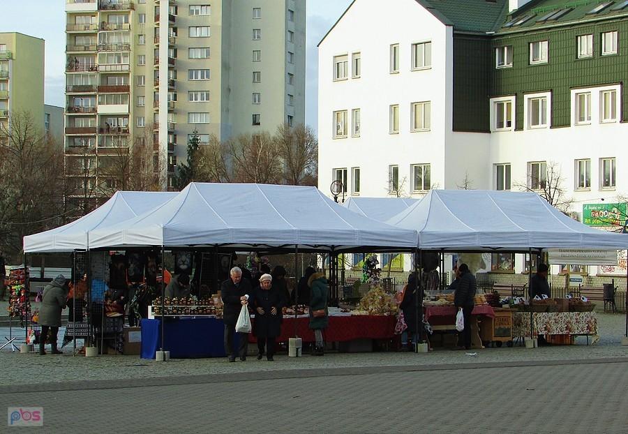 Kramy przed kościołem Wniebowstąpienia Pańskiego na Ursynowie