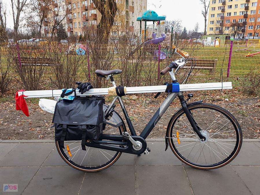 Kilka rolek tapety, kanały elektroinstalacyjne - rowerem też można