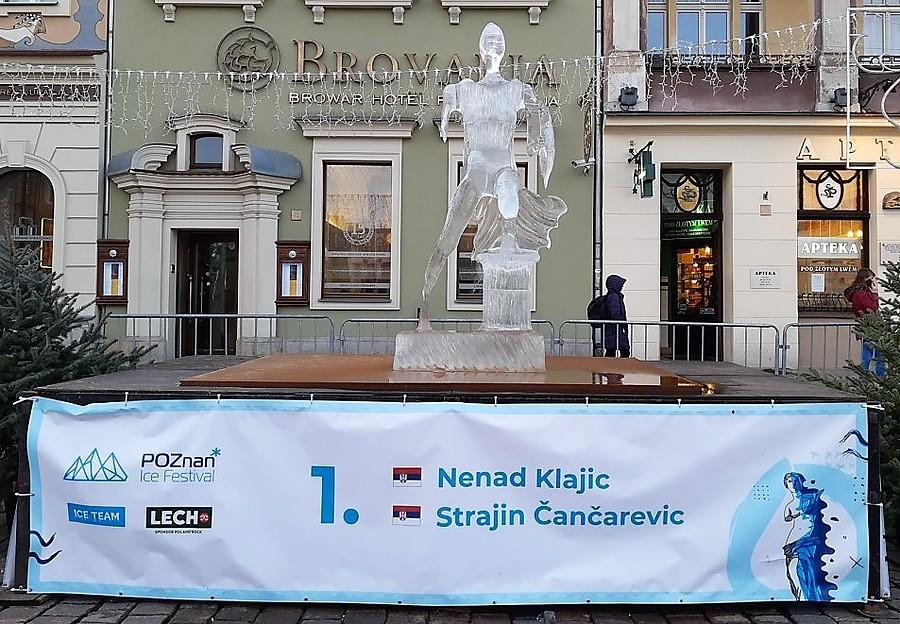 Jeszcze się trzyma, choć ledwo - Poznań, Stary Rynek