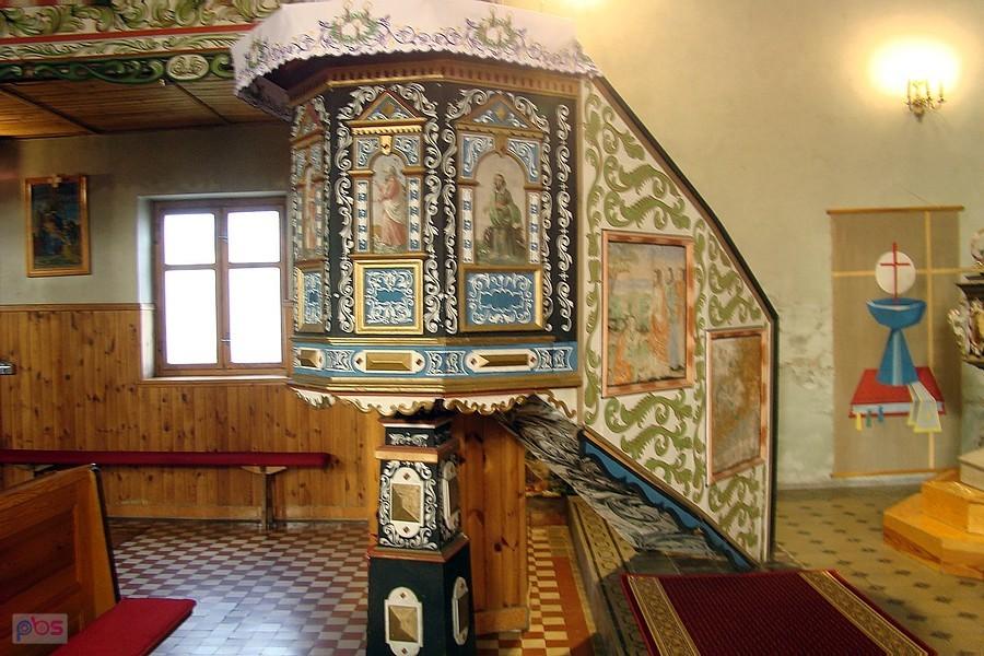 Zabytkowa ambona w kościele św. Jacka w Pogorzeliskach.