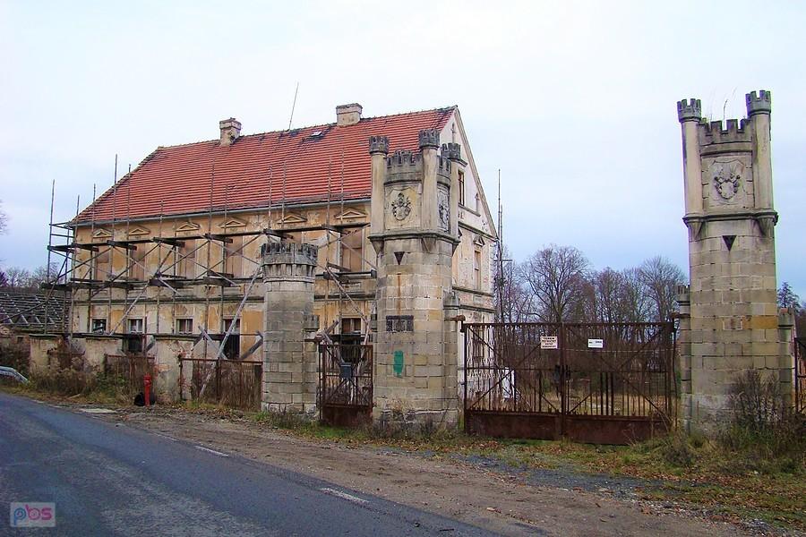 Modła. Zabudowania przypałacowe. Ozdobione herbami von Bibran-Modlau słupy bramne i zabudowania folwarczne.