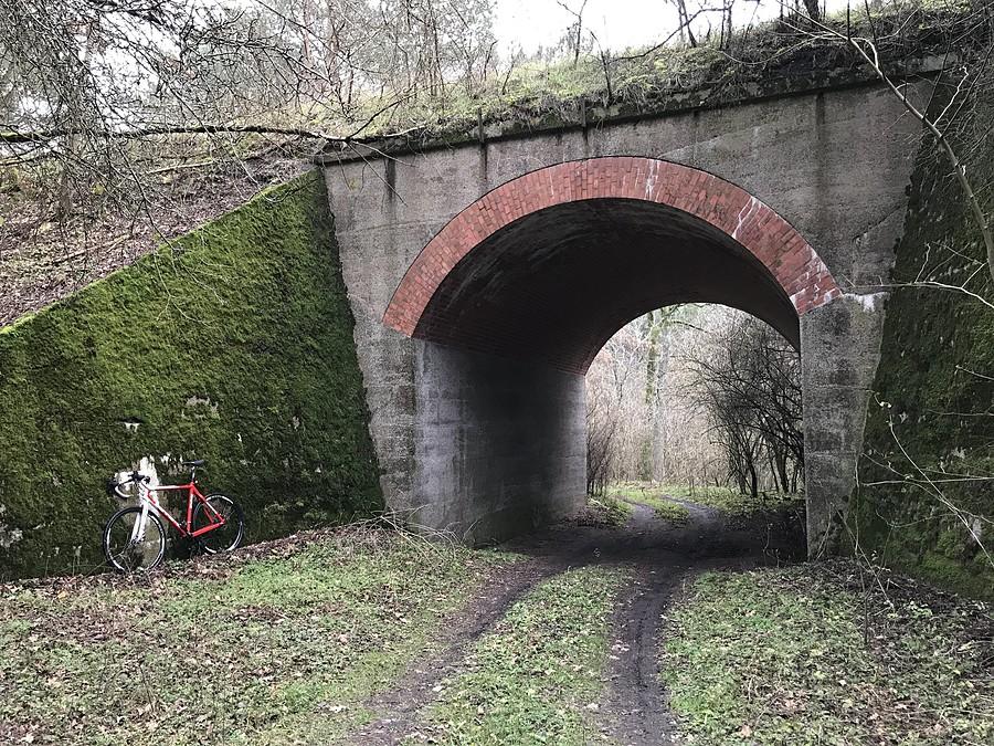 Wiadukt na nieczynnej linii kolejowej Czarnków - Piła (okolice Romanowa Dolnego)