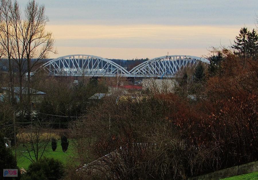 Warka - widok z Rynku na most kolejowy